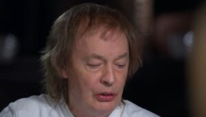 Angus Young de AC/DC est ému en parlant du « déclin » de Malcolm Young lié à sa démence