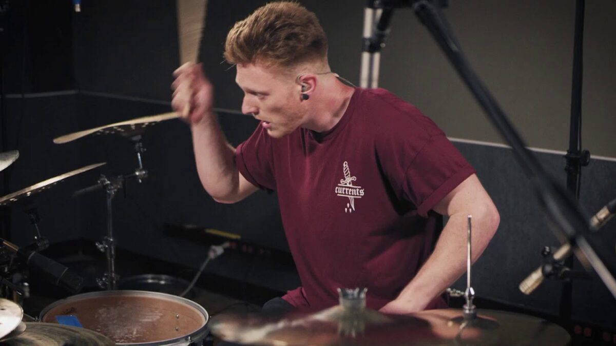 Regardez Chris Turner de Oceans Ate Alaska dominer sa batterie en jouant Metamorph !