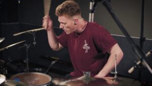 Regardez Chris Turner de Oceans Ate Alaska dominer sa batterie en jouant Metamorph !