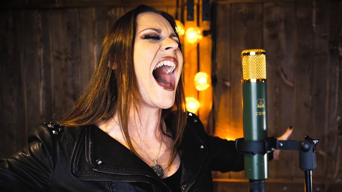 « Et on est censé se sentir coupable pour ça… Franchement, je trouve ça répugnant » : Floor Jansen (Nightwish) s’en prend aux religions organisées