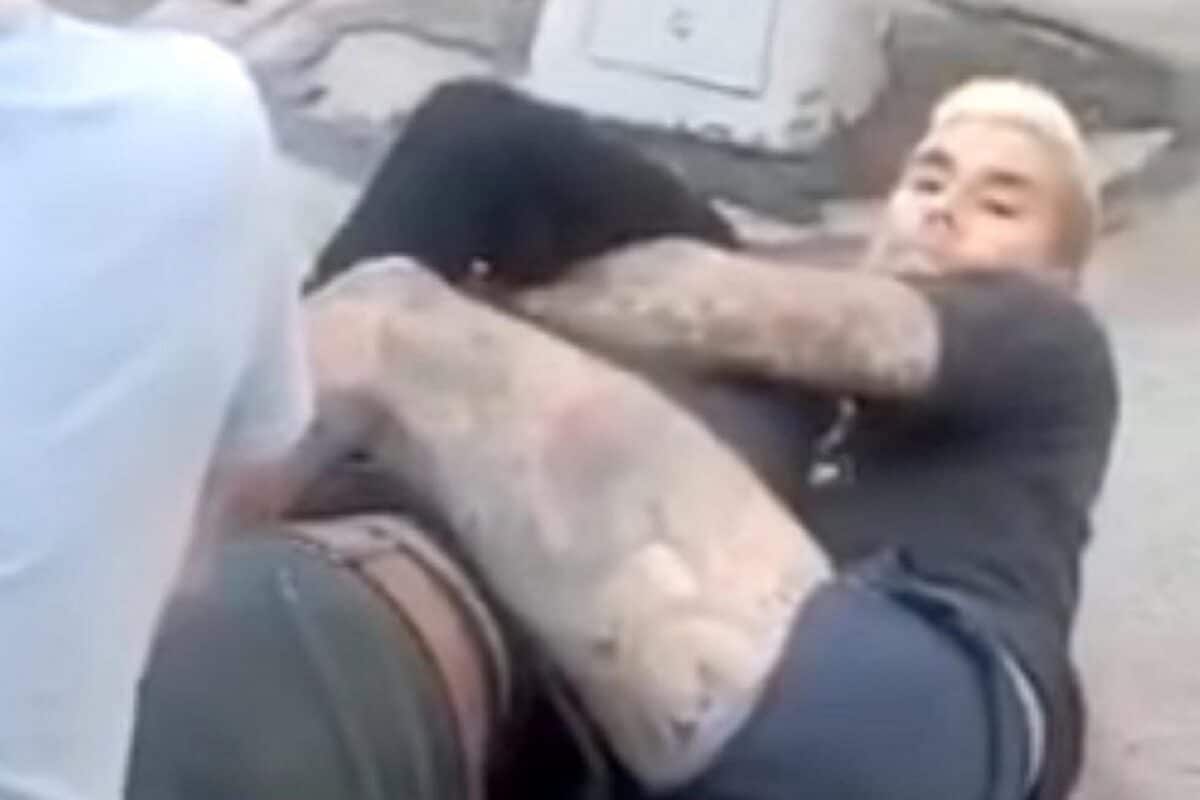 Un guitariste de Hardcore sauve un bébé d&rsquo;une tentative d&rsquo;enlèvement, en soumettant un homme avec une prise de Ju-jitsu