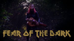 Regardez la joueuse de vielle à roue de Eluveitie interpréter Fear Of The Dark de Iron Maiden