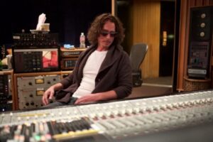L&rsquo;album de reprises de Chris Cornell, No One Sings Like You Anymore, est publié à titre posthume