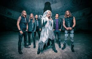 Battle Beast signe à nouveau avec Nuclear Blast ; la chanteuse Noora Louhimo va sortir un album solo en mars