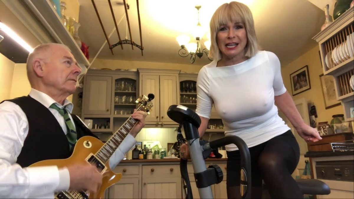 Toyah et Robert Fripp étonnent la toile avec leur étrange reprise de Enter Sandman de Metallica