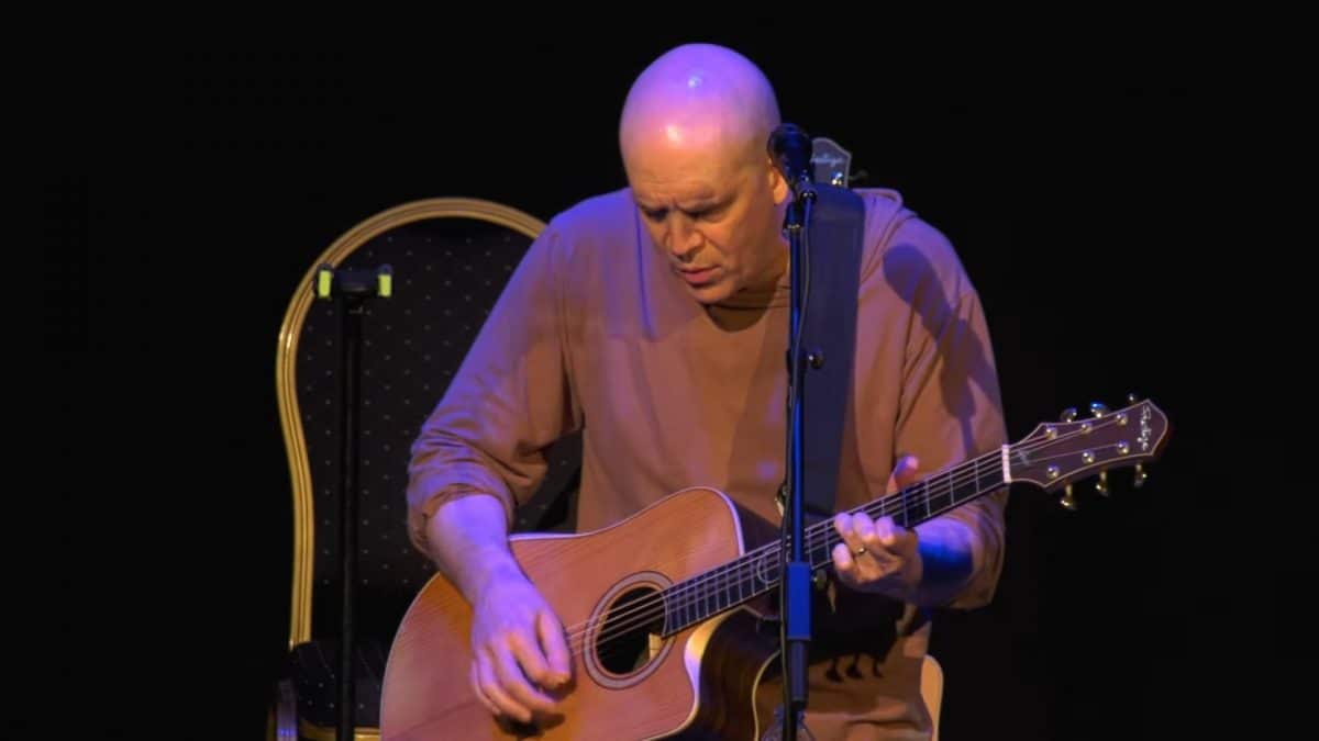 Devin Townsend annonce un nouvel album live, Devolution Series #1 – Acoustically Inclined, Live in Leeds