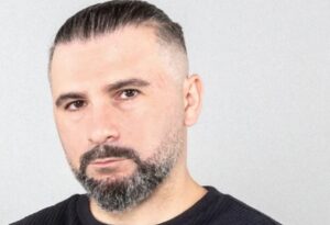 John Dolmayan (System Of A Down) veut envoyer Charlize Theron en prison pour des propos qu’elle n’a jamais tenus
