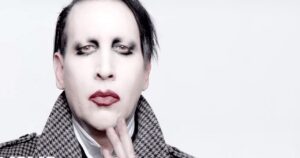 L&rsquo;avocat de Marilyn Manson soutient que la caméraman dans l&rsquo;affaire des crachats en concert a consenti à un contact potentiel avec ses fluides corporels