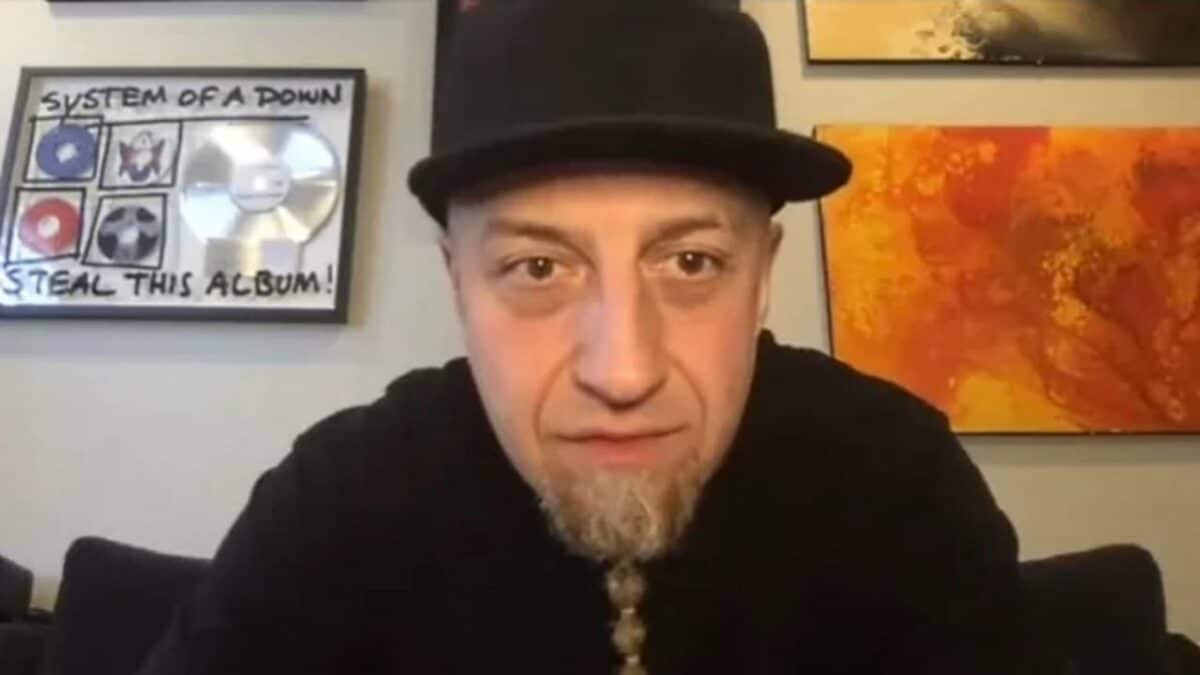“Des groupes ringards ont ruiné le Nu Metal” : Shavo Odadjian s’exprime sur le déclin et le retour du genre