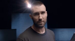 Adam Levine de Maroon 5 dit qu' »aucune fille sexy » n&rsquo;écoute du Metal et nie avoir trompé sa femme