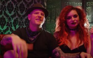 Regardez le chanteur de Slipknot rapper avec force dans un nouveau clip de « rap country »