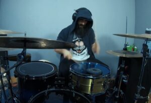 Ce batteur déchire ; regardez-le jouer du Rage Against The Machine !