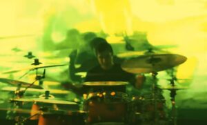 « Alex Ballew est l&rsquo;un des batteurs les plus créatifs du Metal », selon le frontman de Erra