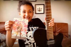 Matt Bellamy de Muse offre une guitare à Nandi Bushell !