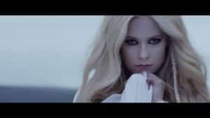 Avril Lavigne tease une collaboration avec Machine Gun Kelly dans de nouvelles photos en studio