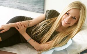 Avril Lavigne annonce un nouveau single à la suite de ses sessions en studio avec Machine Gun Kelly