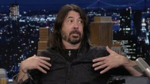 Dave Grohl (Foo Fighters) co-anime le Tonight Show et dit avoir surpris sa mère en train de boire des bières avec Green Day !