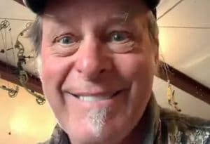 Le rockeur Ted Nugent s&rsquo;insurge contre la décision d&rsquo;autoriser un haltérophile transgenre à participer aux Jeux olympiques