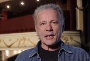 Bruce Dickinson, chanteur de Iron Maiden, raconte une expérience « ridicule » qu&rsquo;il a vécue à l&rsquo;hôpital