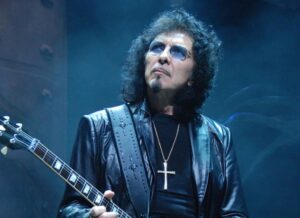 Tony Iommi (Black Sabbath) récolte 50 000 £ pour l’hôpital qui l’a aidé à combattre son cancer