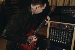 Regardez Jason Richardson collaborer avec Luke Holland sur une excellente reprise de Laid To Rest de Lamb Of God !