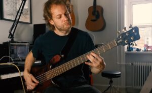 Regardez le bassiste Vola jouer Napalm !