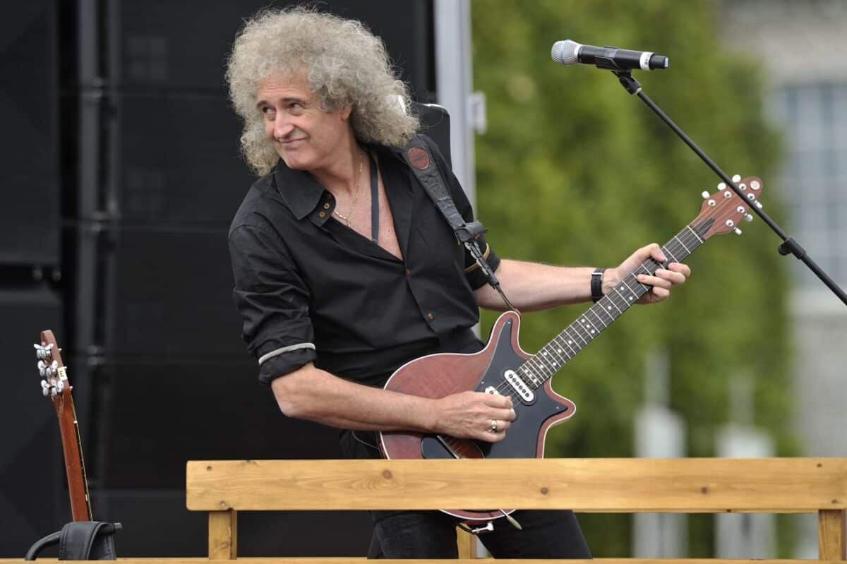 Brian May (Queen) retrouve l’usage de son bras après un AVC : des nouvelles rassurantes de sa femme