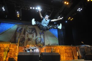 Bruce Dickinson, le chanteur de Iron Maiden, à propos du nouvel album : « Il y a des choses qui vont absolument époustoufler les gens »