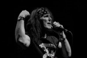 Le chanteur original de AC/DC, Dave Evans, sort un nouveau single intitulé Who&rsquo;s Gonna Rock Me?