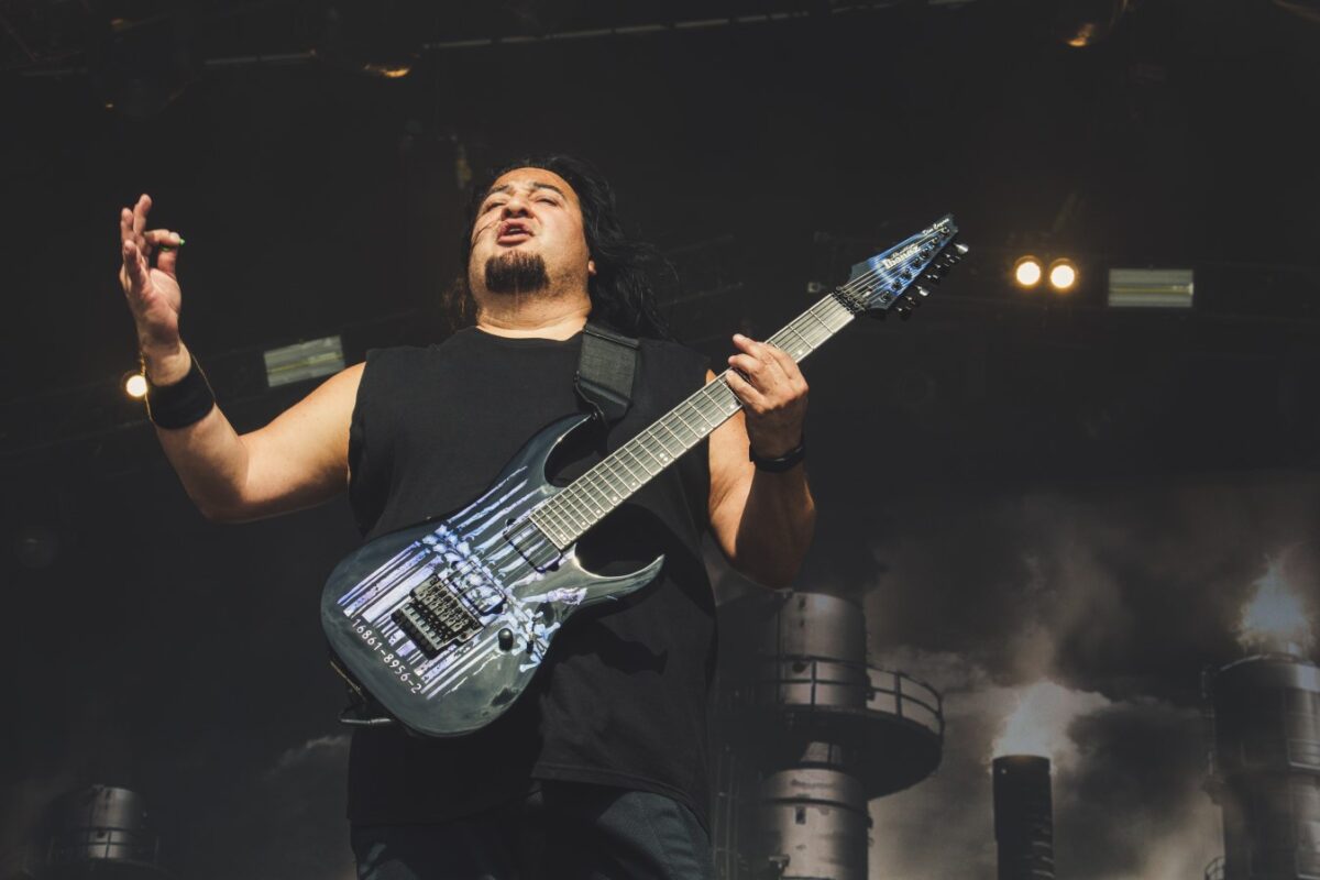 Dino Cazares, de Fear Factory, à propos des commissions sur les produits dérivés : « En gros, les groupes paient pour jouer de nos jours »