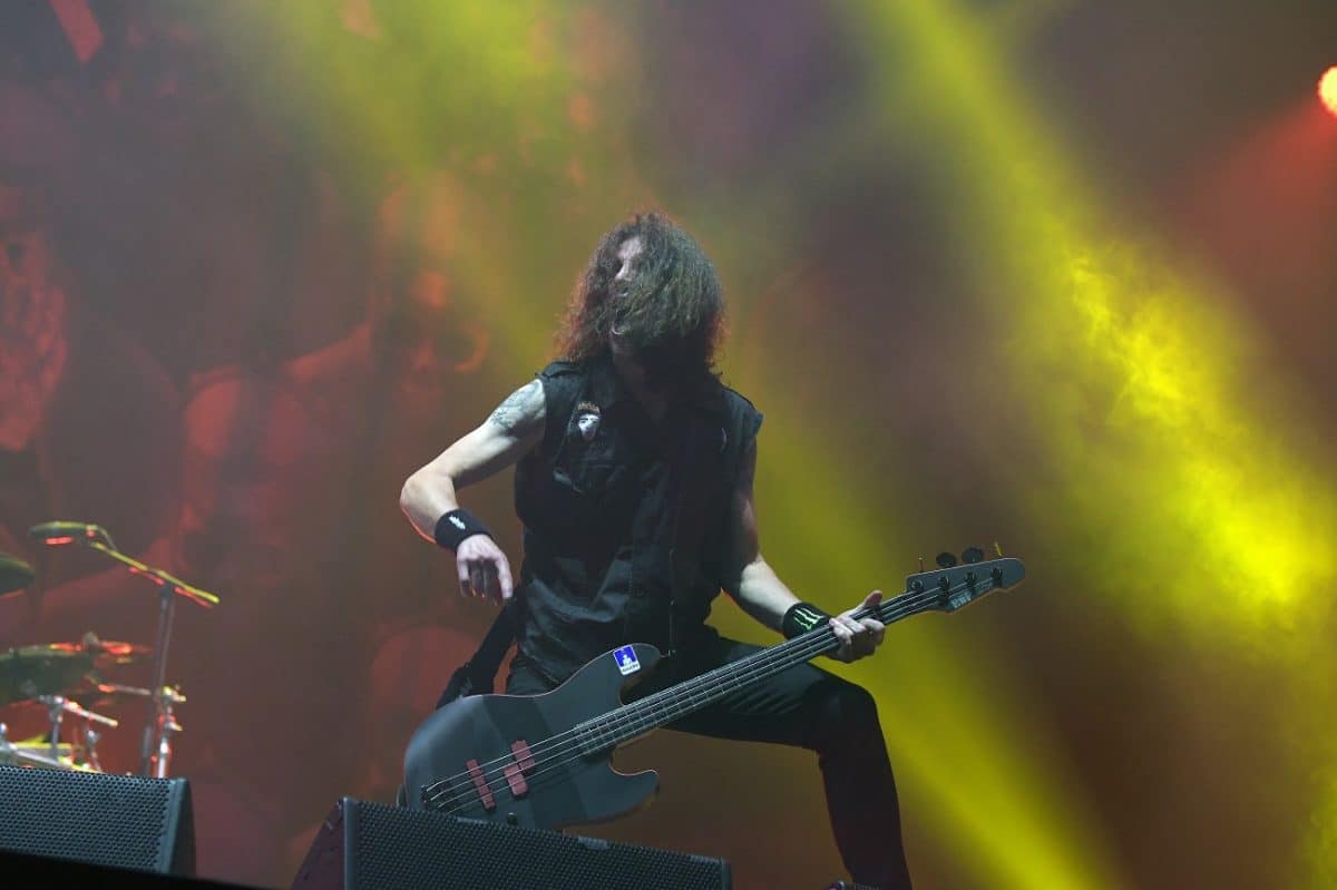 Le bassiste d&rsquo;Anthrax parle de sa pire nuit en tournée : « Il y avait du sang dans mon lit »