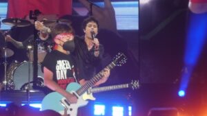Green Day : Regardez un fan de 11 ans se déchaîner à la guitare sur scène avec le groupe