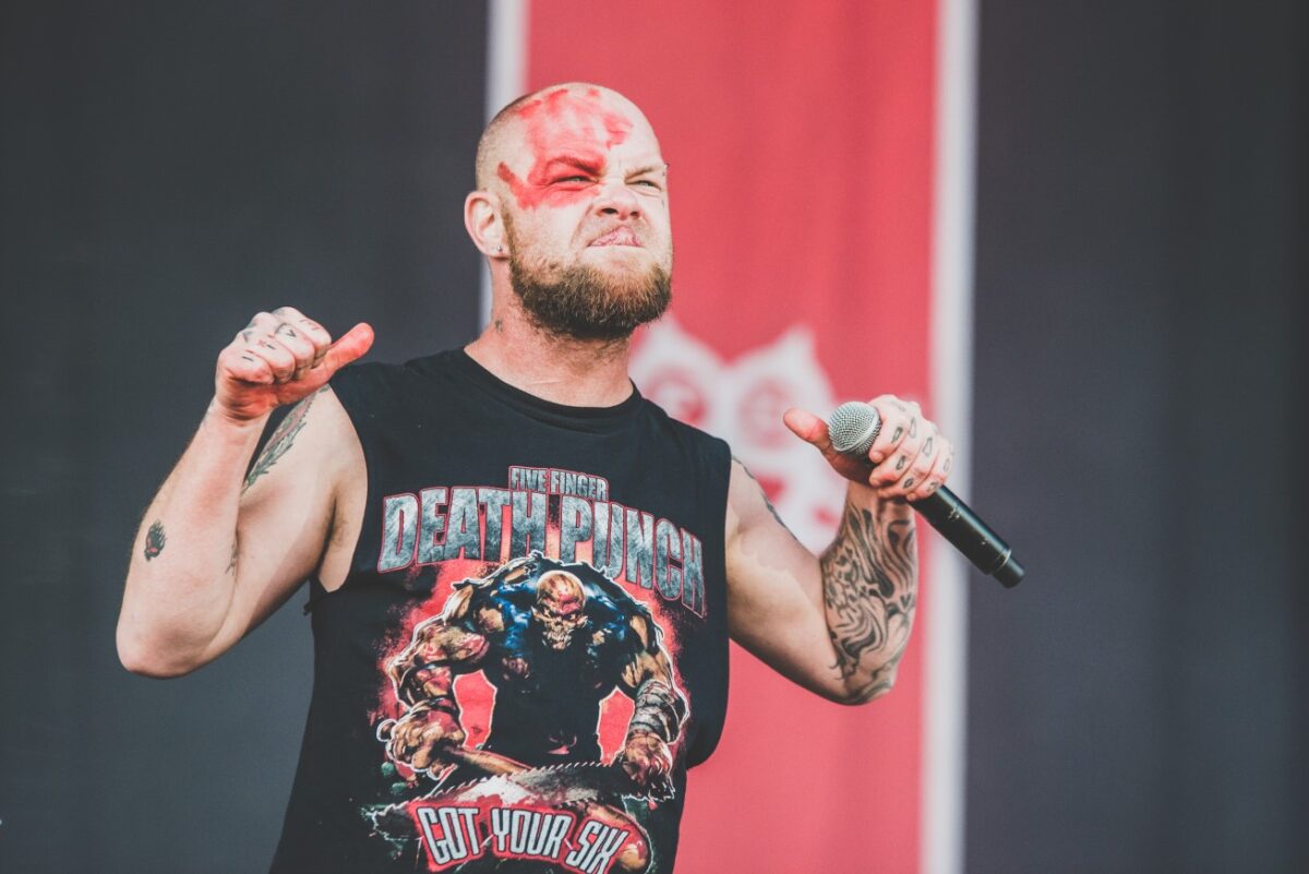 Ivan Moody de Five Finger Death Punch fait don de 30 000 dollars grâce au succès de sa marque de CBD, Moody&rsquo;s Medicinals
