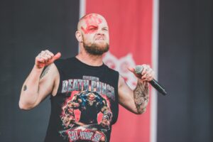 Ivan Moody de Five Finger Death Punch fait don de 30 000 dollars grâce au succès de sa marque de CBD, Moody&rsquo;s Medicinals