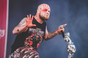 “Plus lourd que tout ce qu’on a fait depuis des années” : Five Finger Death Punch lance Eye Of The Storm