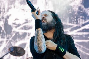 Korn : Jonathan Davis monte sur scène alors qu&rsquo;il continue à lutter contre les séquelles de la Covid-19