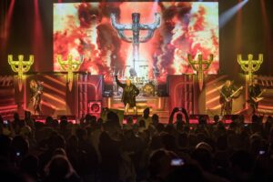 Regardez Judas Priest explorer sa discographie sur scène et jouer One Shot At Glory et Invader pour la toute première fois !