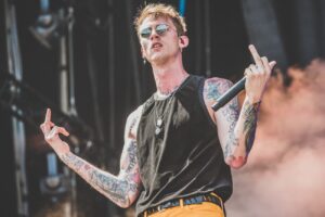 « J’ai du mal à rester debout » : MGK blessé après un saut raté depuis un toit