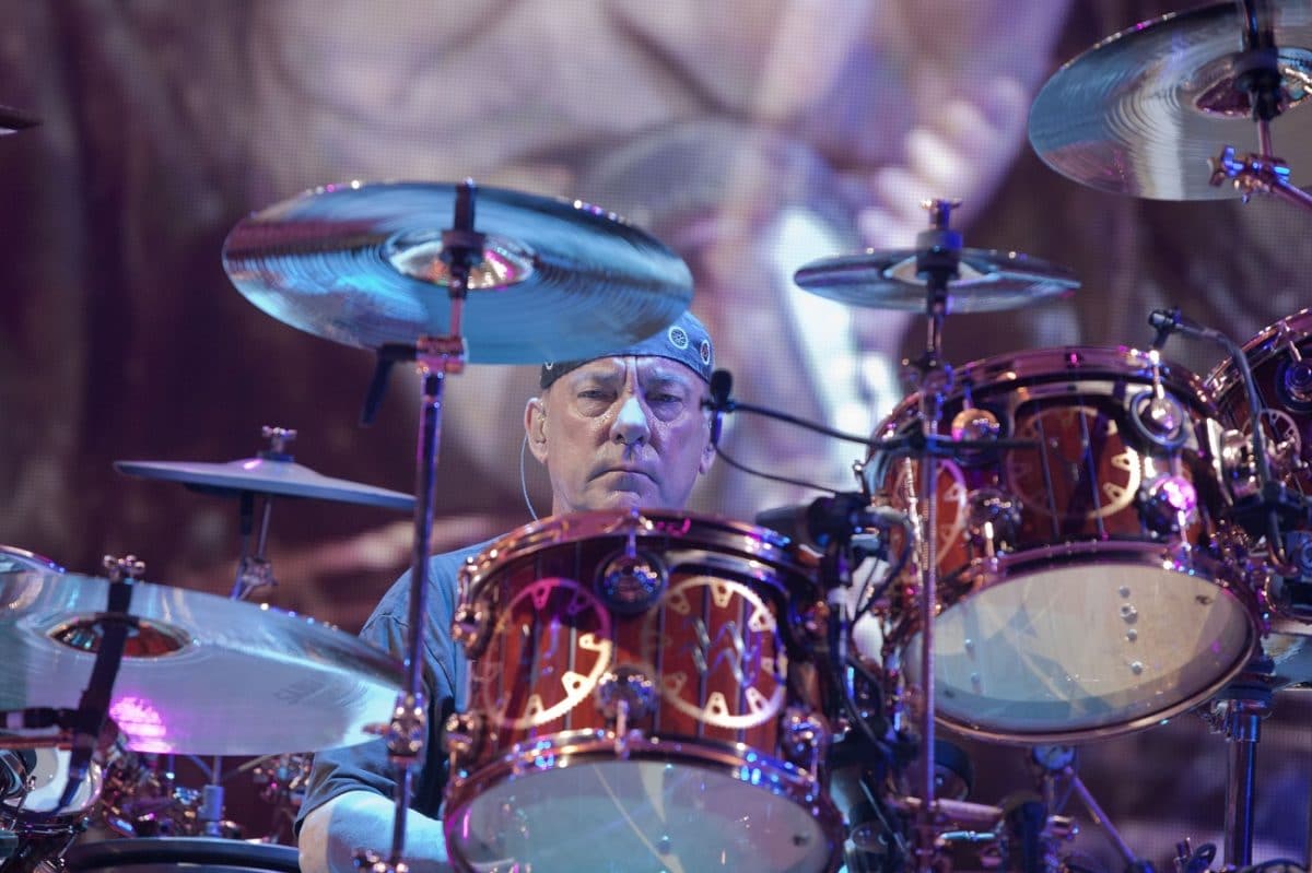 Qui est Anika Nilles, la batteuse choisie par Rush pour honorer Neil Peart ?