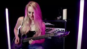 Regardez Sophie Lloyd transformer la chanson Toxic de Britney Spears en un véritable festival de lignes de guitare épiques