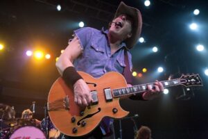 Ted Nugent à propos de l&rsquo;inefficacité des masques contre la Covid-19 : « Je n&rsquo;ai pas eu besoin d&rsquo;aller à l&rsquo;université des masques pour déterminer cela »