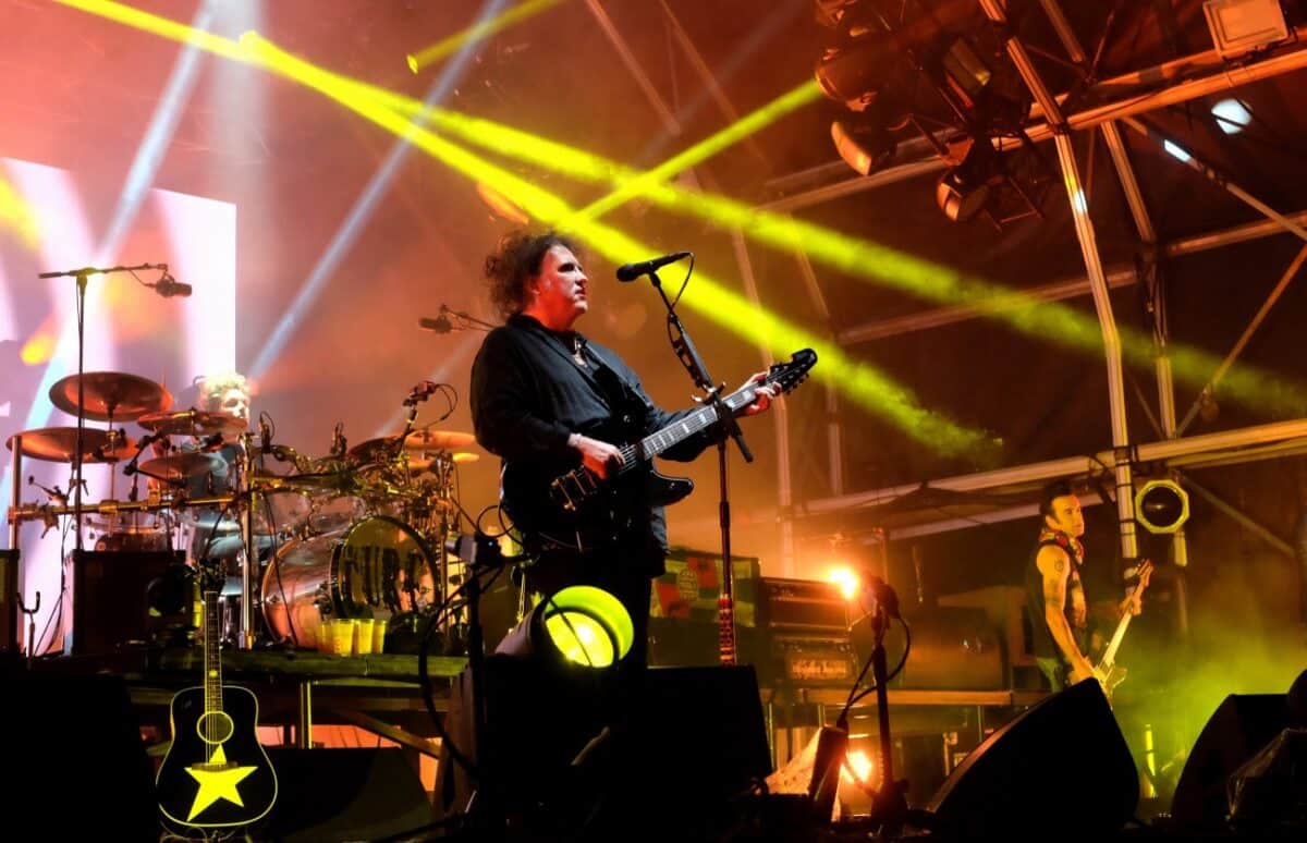 “Un système motivé par la cupidité” : Robert Smith de The Cure critique la tarification dynamique des concerts