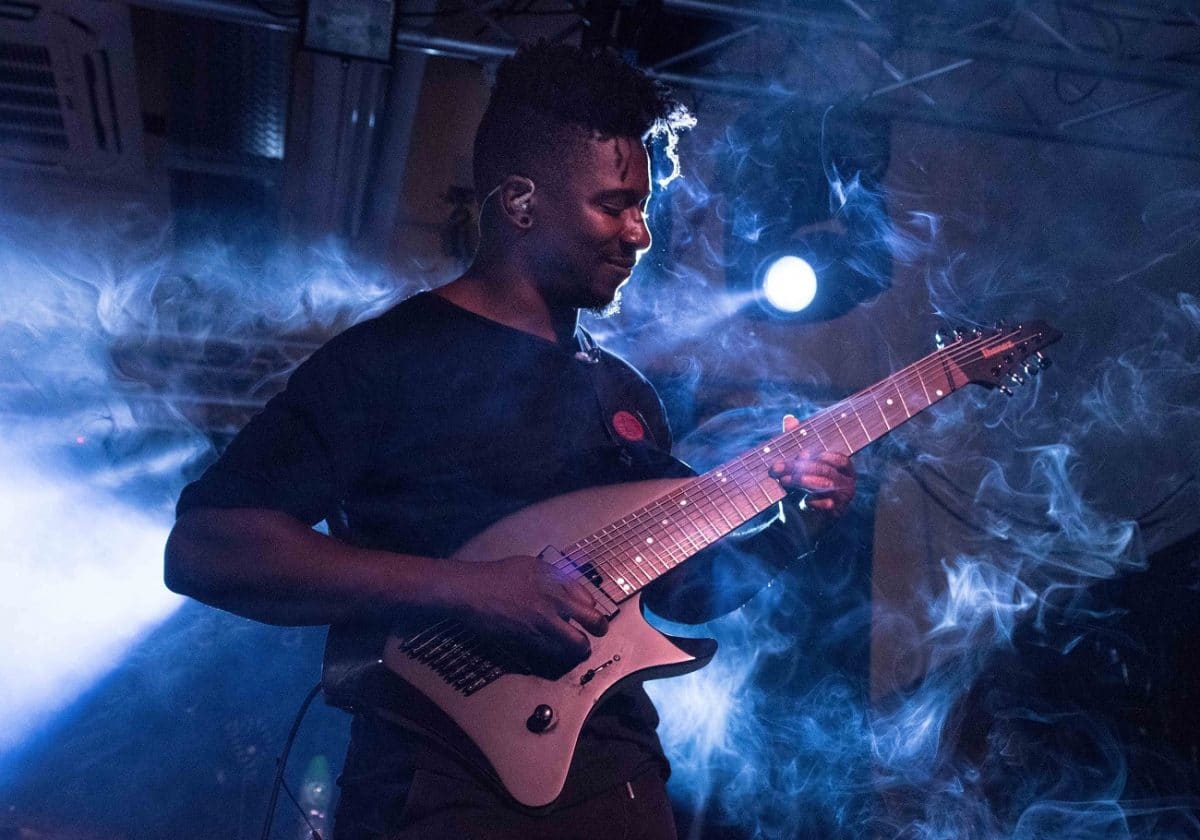 « Il m’a offert ma première guitare » : Tosin Abasi (Animals As Leaders) pleure la mort de son père