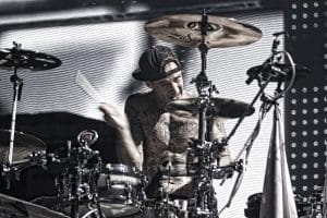 Travis Barker prend l&rsquo;avion pour la première fois depuis le crash mortel de 2008