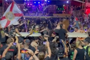 Un circle pit avec des voiturettes de golf pendant un concert du groupe de Metal Exodus