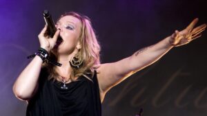 « J’ai pu vivre de la musique à 36 ans » : Anette Olzon (ex-Nightwish) et les coulisses de Dark Passion Play