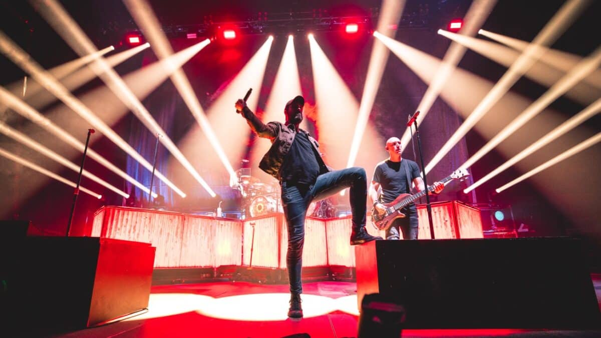 Breaking Benjamin invite son ex-bassiste sur scène pour jouer Firefly pendant que le bassiste actuel chante