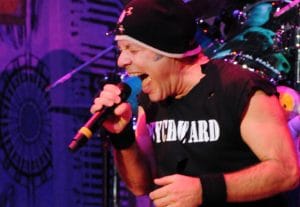 Bruce Dickinson d&rsquo;Iron Maiden sur les groupies : « Le grand moment, c&rsquo;est quand tu réalises que tu peux manipuler les gens à cause de ton statut »