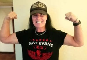 Le chanteur originel d&rsquo;AC/DC, Dave Evans, donne son point de vue sur le débat entre les deux chanteurs emblématiques du groupe, Bon Scott et Brian Johnson