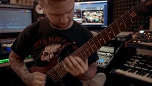 Regardez Jason Richardson mettre à l&rsquo;épreuve l&rsquo;impressionnante guitare à 8 cordes de John Petrucci